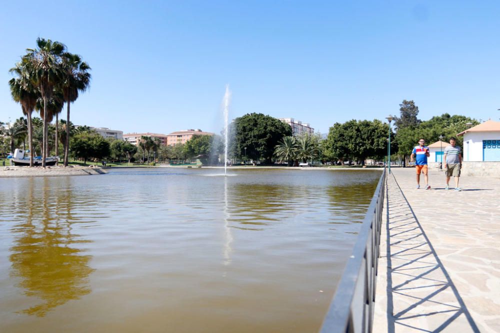 El PSOE critica que el fondo del lago grande del parque de Huelin lleva más de un año sin ser limpiado y el resto del parque está en mal estado.