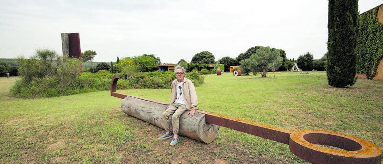 Enric Pladevall assegut sobre la clau que obre, metafòricament, aquest jardí escultòric