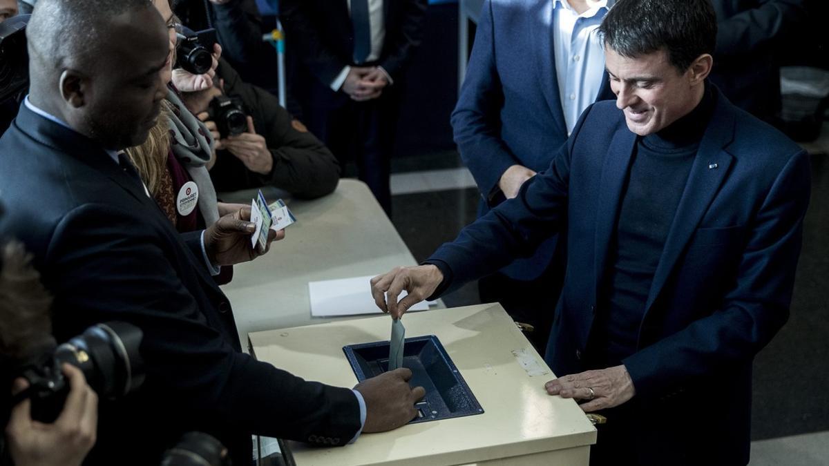 Manuel Valls vota en la primera vuelta de las primarias de la izquierda francesa.