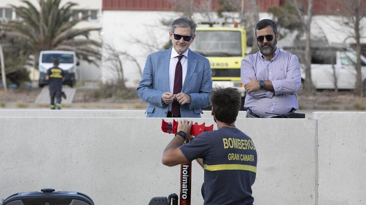 El gerente del Consorcio de Emergencias de Gran Canaria, Emilio Duch, a la derecha, junto al consejero de Emergencias del Cabildo, Pedro Justo Brito, escucha las explicaciones de un bombero durante un simulacro.