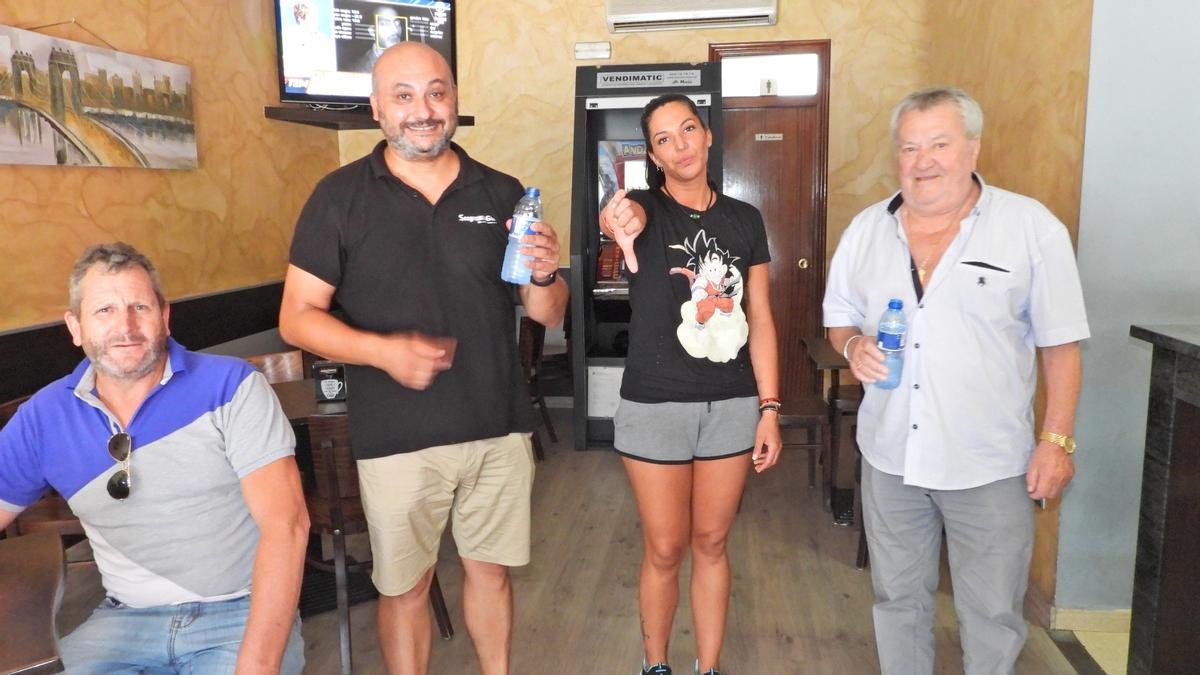 Dos clientes con agua embotellada en un bar de San Paio, donde los cortes han sido largos.