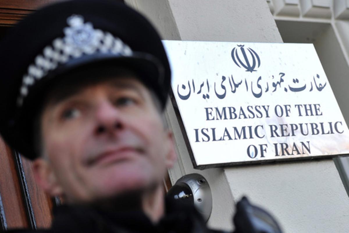 Un policia davant les portes de l’ambaixada iraniana a Londres. Els diplomàtics iranians tenen fins a les 14.00 de divendres per marxar del Regne Unit, d’acord amb l’ultimàtum donat per Londres en resposta als atacs contra l’ambaixada britànica a Teheran.