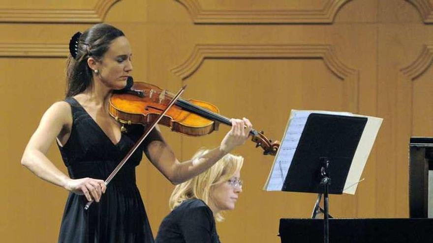 Cristina Gestido, al violín, y Marta García, al piano, en un concierto organizado por la Sociedad Filarmónica.
