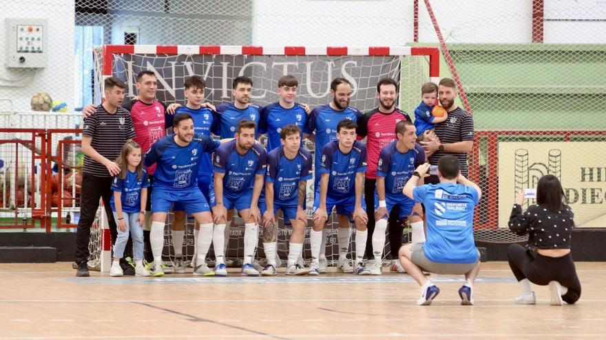 Formación del equipo estradense en un partido de esta temporada en el Coto Ferreiro. |  // BERNABÉ