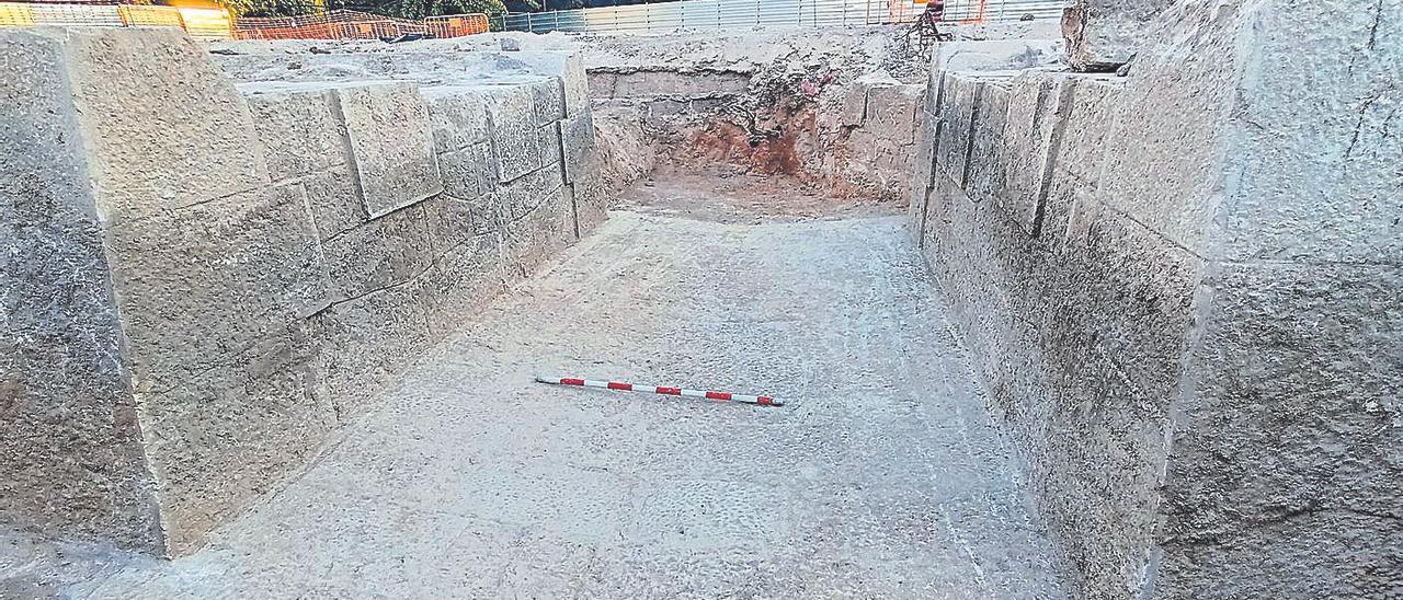 Estrectura de sólidas piedras sillares que formaba parte del antiguo Trenet.