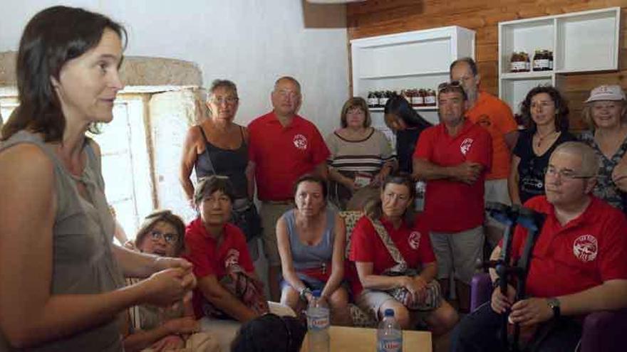 Participantes en la concentración de coches antiguos.