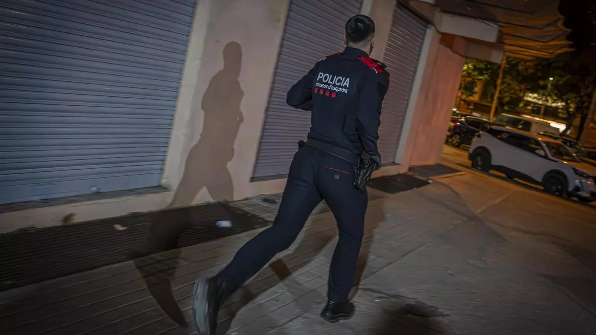 Detenidos cuatro ladrones con 126 antecedentes por cometer tres robos en una noche en Barcelona