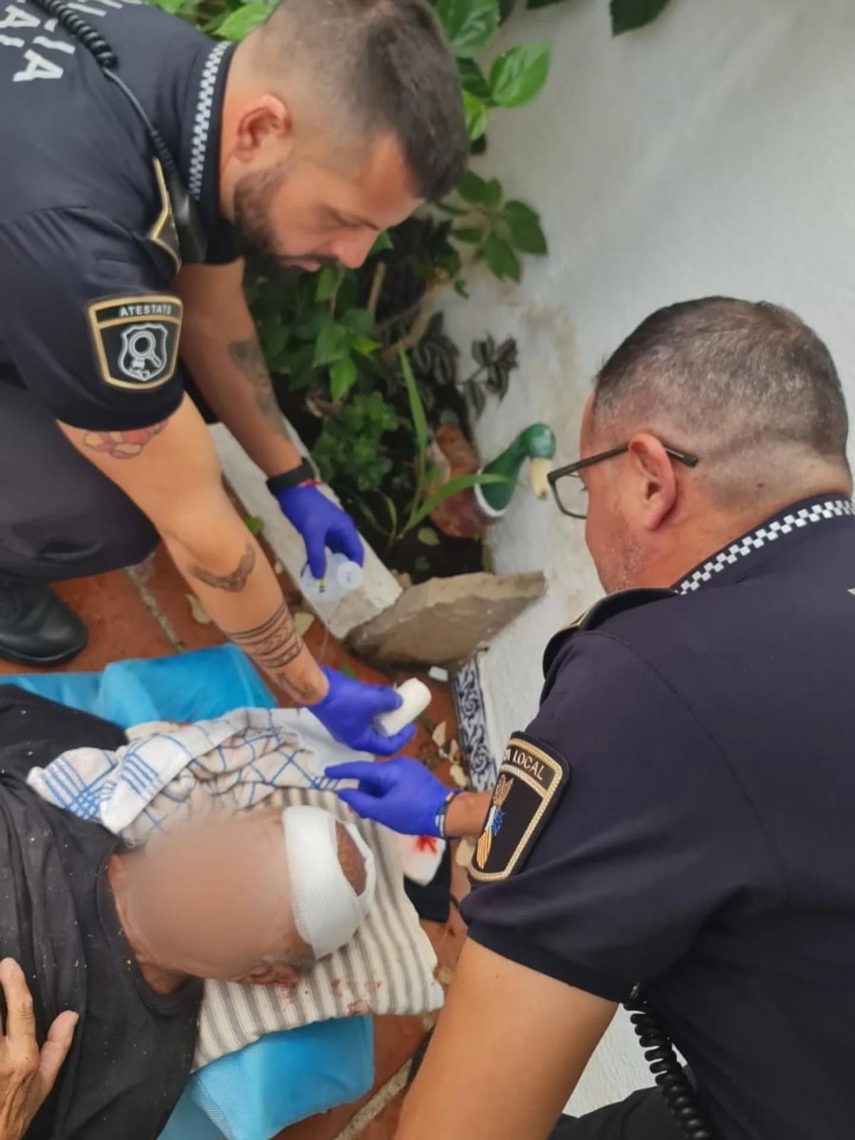 La Policía asistiendo al herido