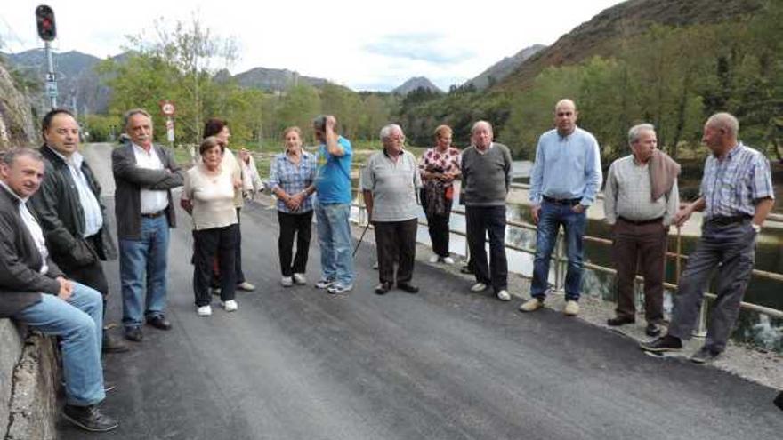 Vecinos y autoridades municipales durante la inauguración.