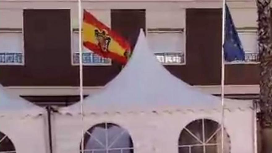 La bandera preconstitucional antes de ser retirada por el propietario del local de La Murada.