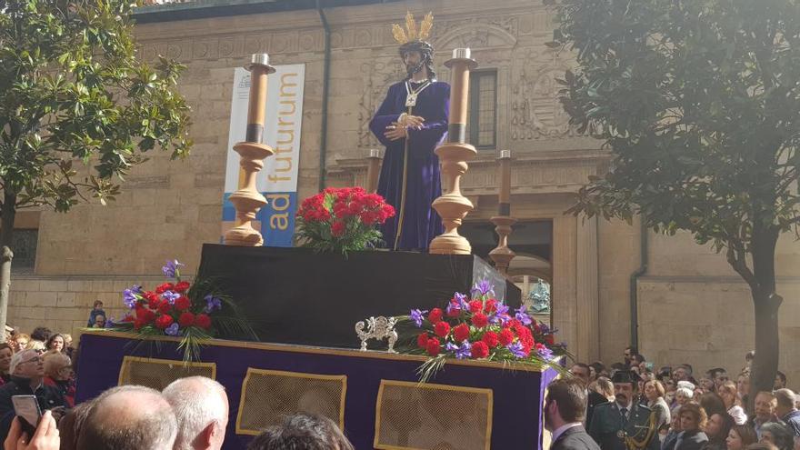 Cientos de fieles despiden la Semana Santa en Oviedo acompañando al Señor de la Sentencia