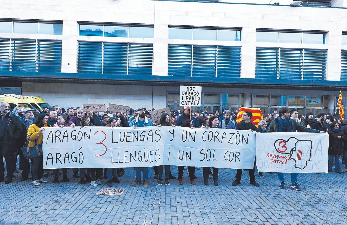 Decenas de personas se manifiestan por el Aragón trilingüe, en una movilización organizada en febrero de 2024.