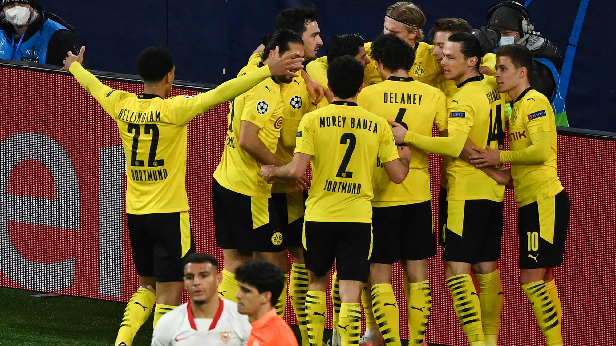 Los jugadores del Dortmund celebran el 1-0 ante la desolación sevillista.