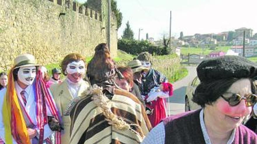 Un desfile de máscaras en Valdesoto.