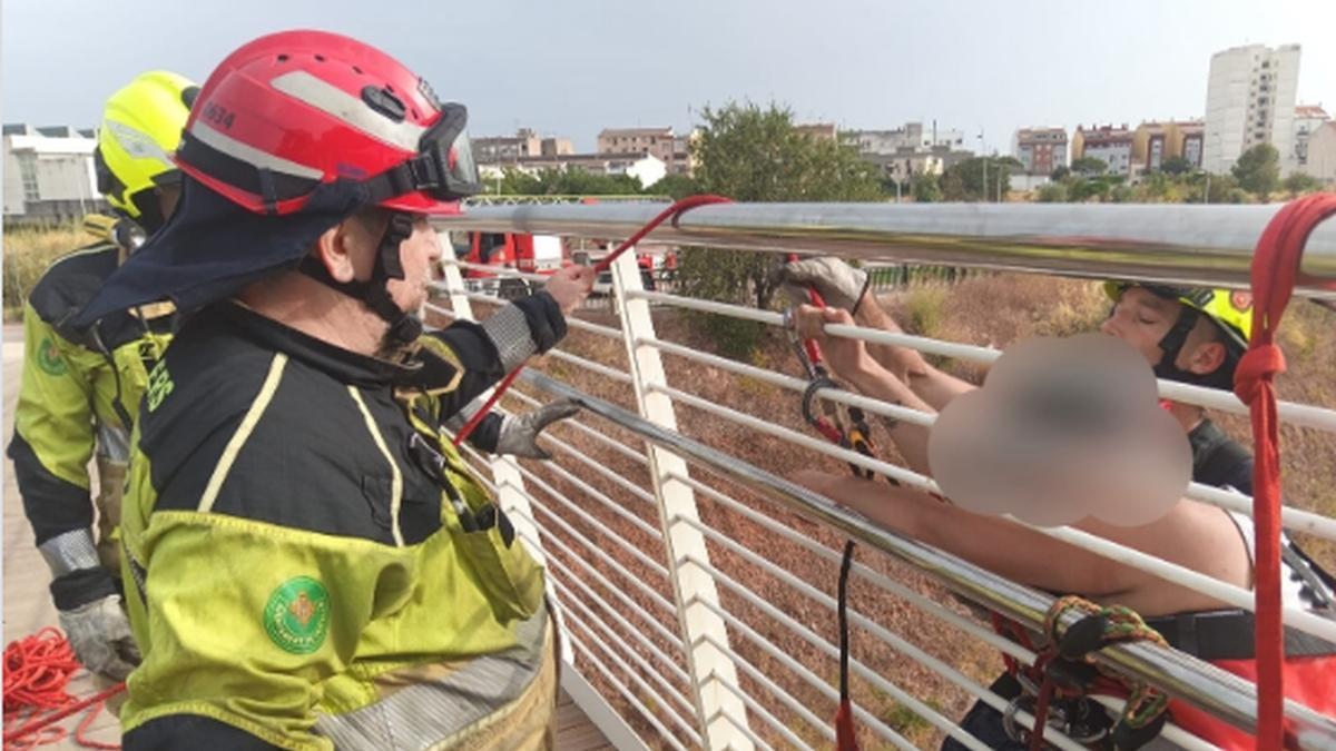 Los bomberos municipales, en plenas labores de rescate.