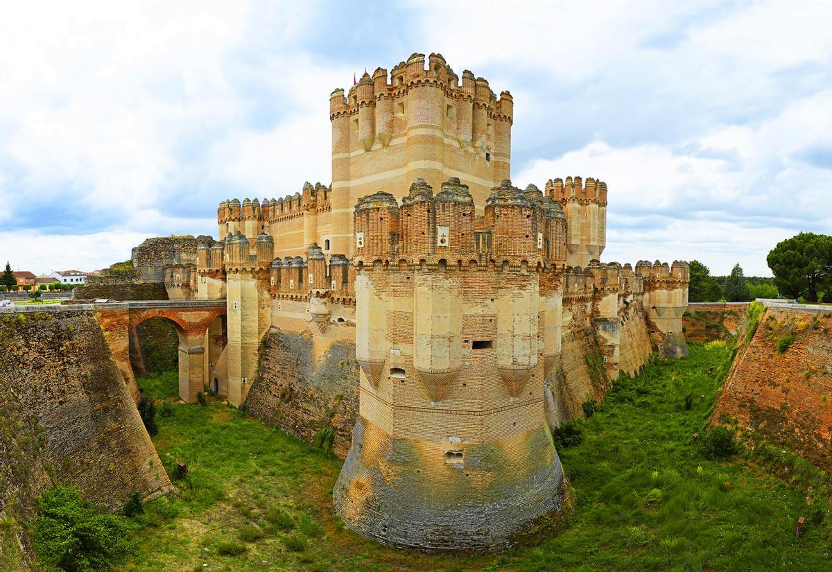 El Castillo de Coca está rodeado por un foso de 20 metros de profundidad