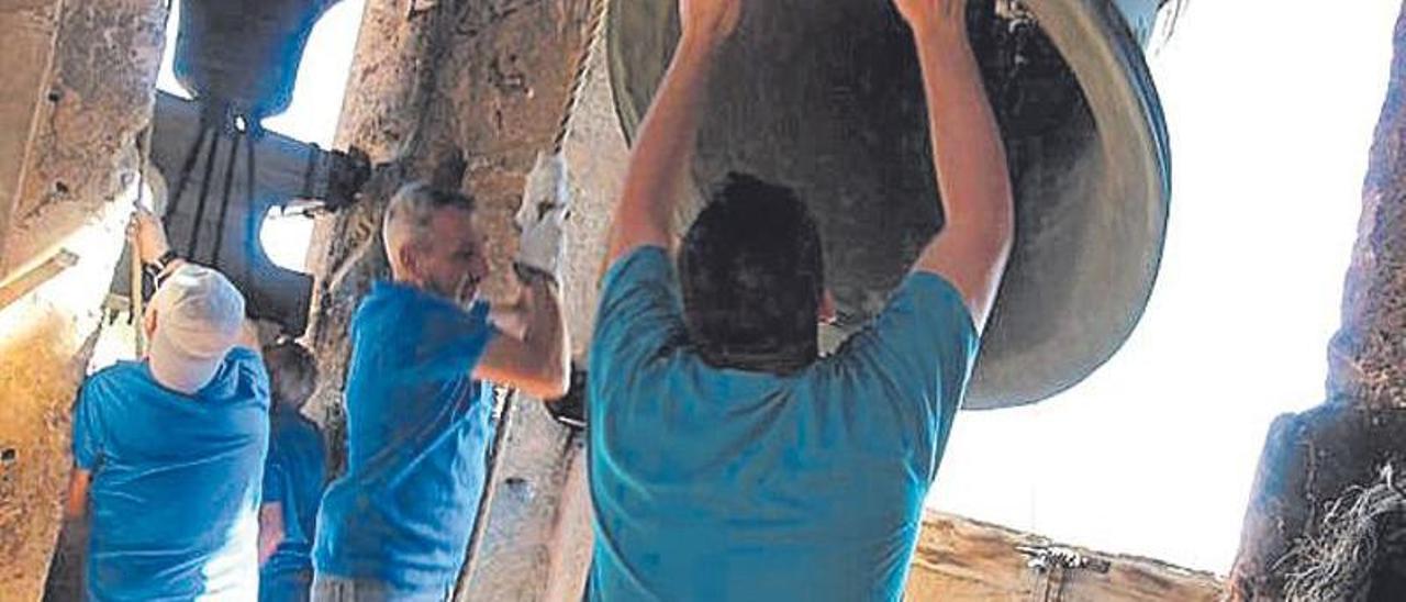 Los campaneros voltean las campanas durante las pasadas fiestas de septiembre.