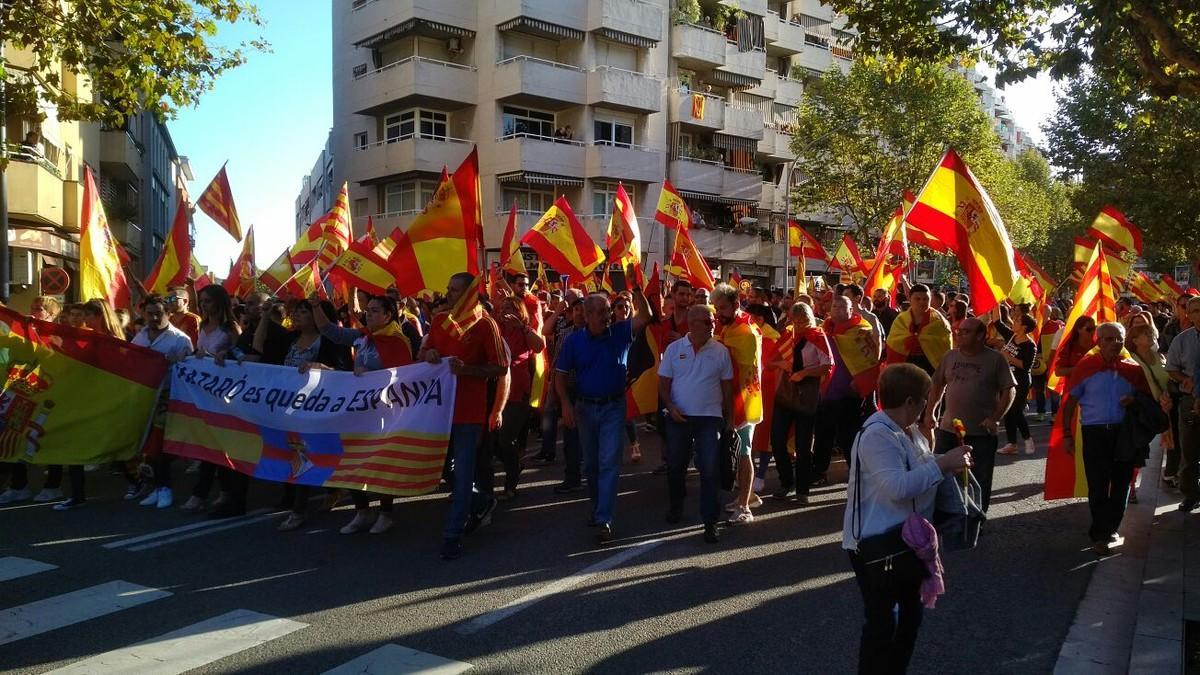 Cabecera de la manifestación a favor de la unidad de España que el sábado tuvo lugar por las calles de Mataró.