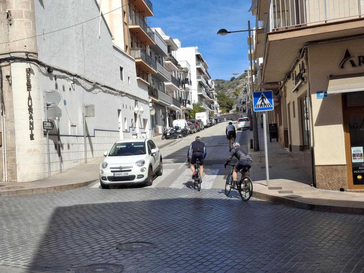 Tres ciclistas cogen en Xàbia el desvío para iniciar el ascenso a les Planes