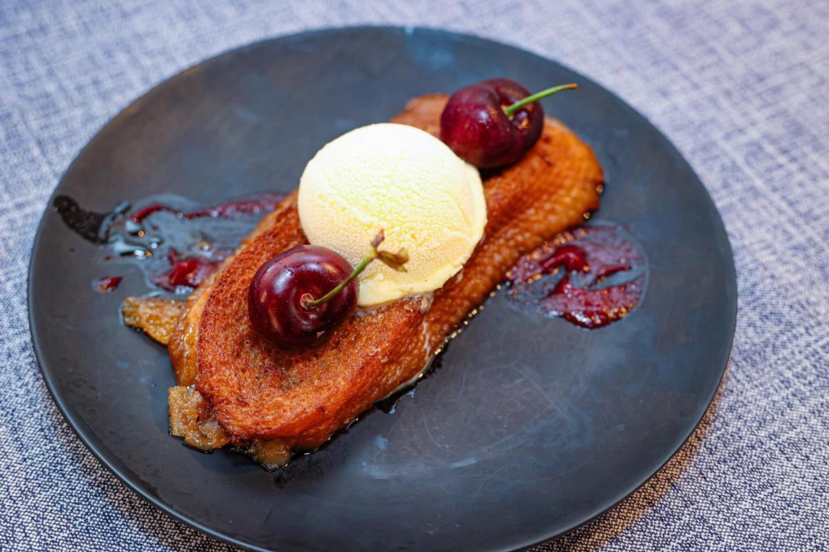 Torrija casera con mantecao y coulis de cerezas.