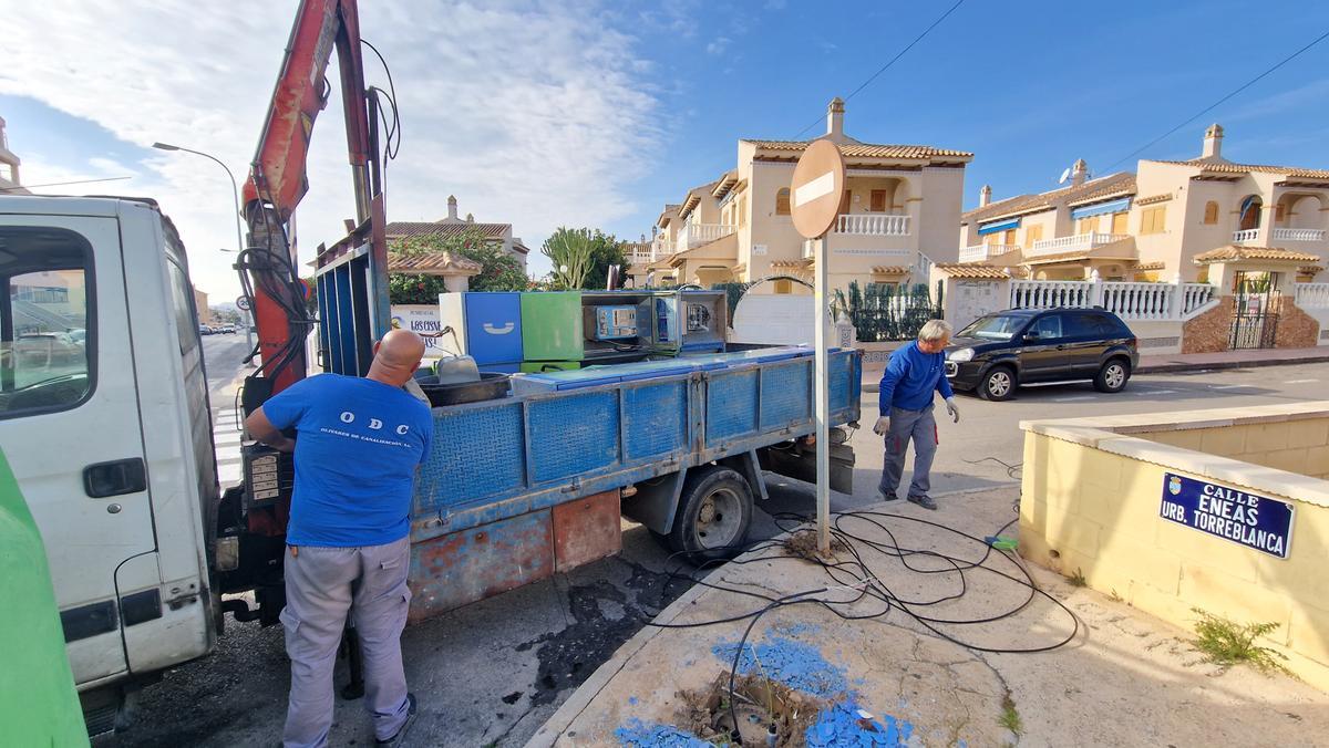 Retirada de la cabina este martes 3 de enero de 2023 en la avenida del Torrejón-Alfredo Nobel, al norte del casco urbano de Torrevieja