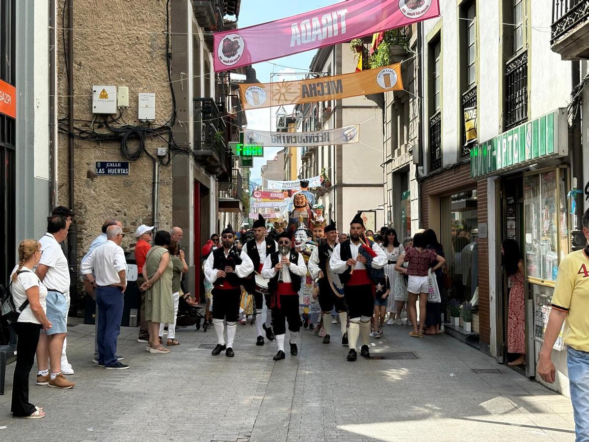 Cangas se rinde a sus gigantes y cabezudos