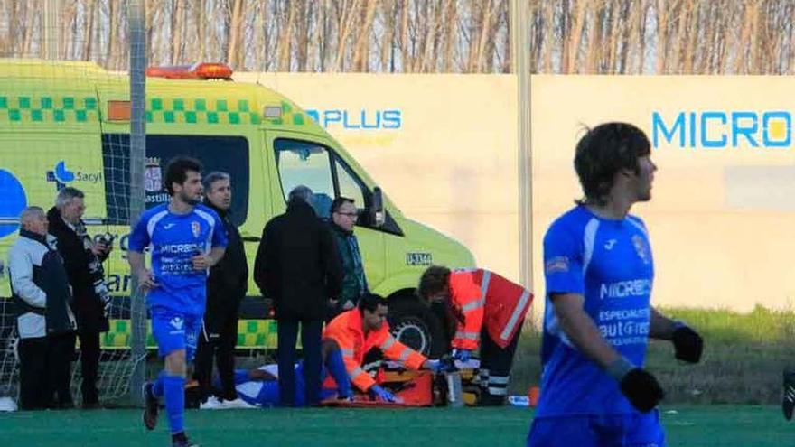 El zamorano Magui es evacuado en ambulancia del estadio Fernández García.