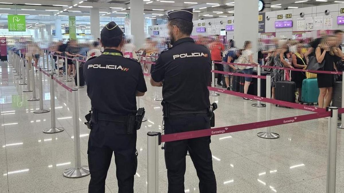 Agentes de la Policía Nacional en el aeropuerto de Palma.