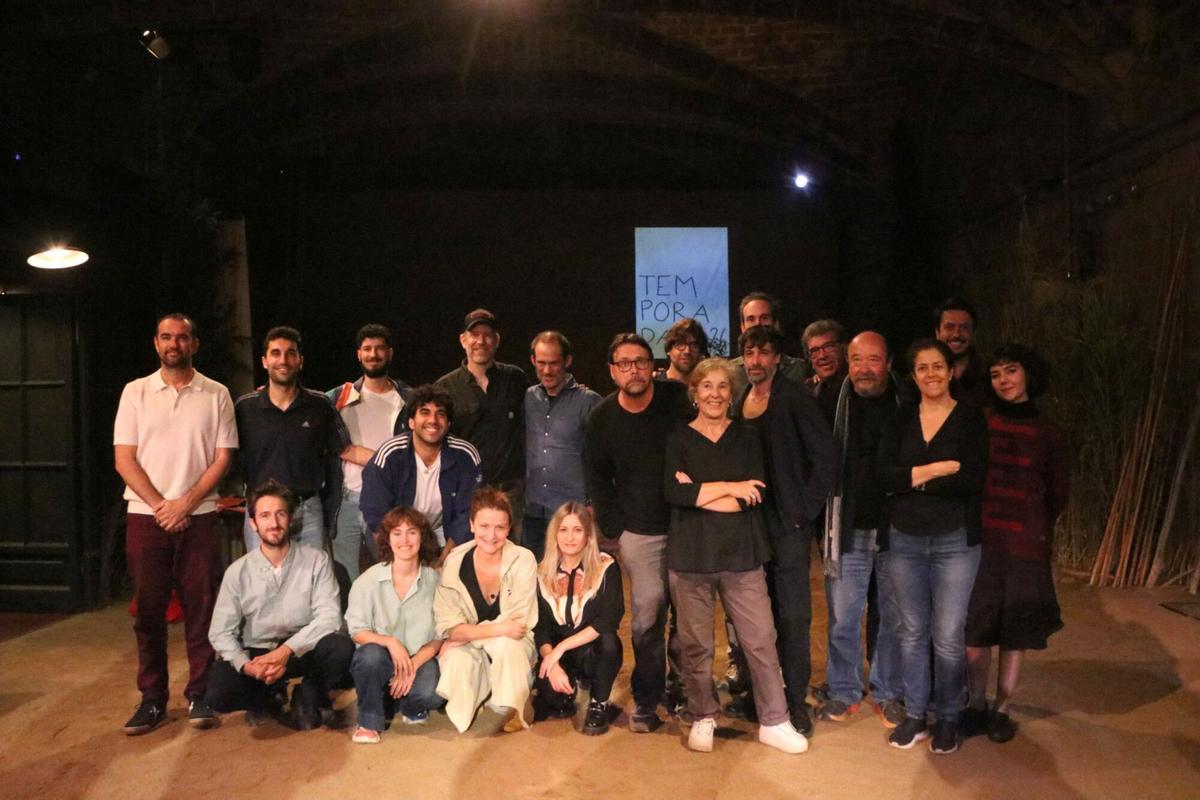 Foto de Familia de la compañía La Perla 29, que este 13 de octubre ha presentado la temporada 25-26.