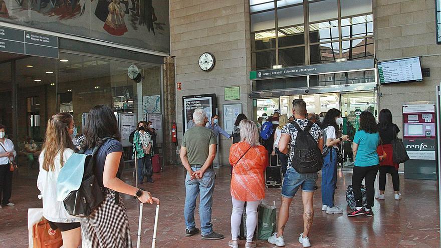 Casi 51.000 gallegos viajan gratis en tren con el abono para pasajeros habituales