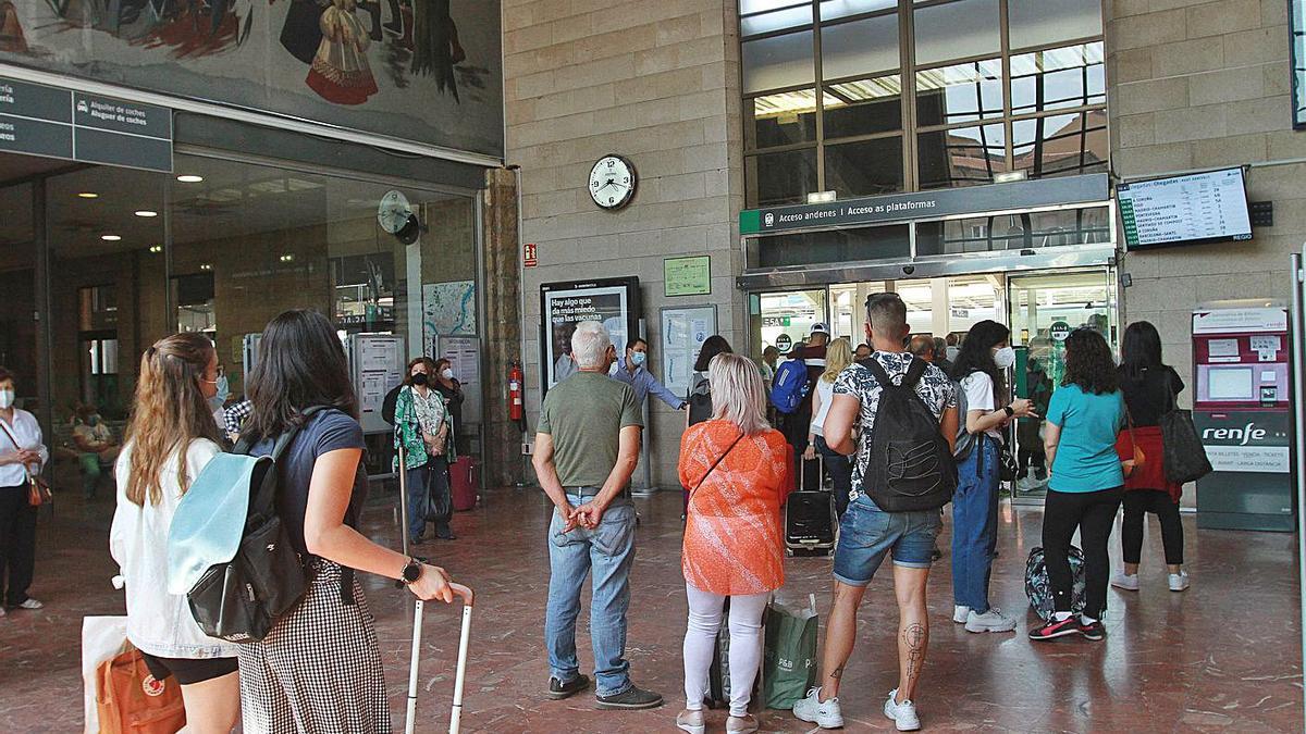 Imagen de archivo de viajeros en la estación de tren de Ourense.
