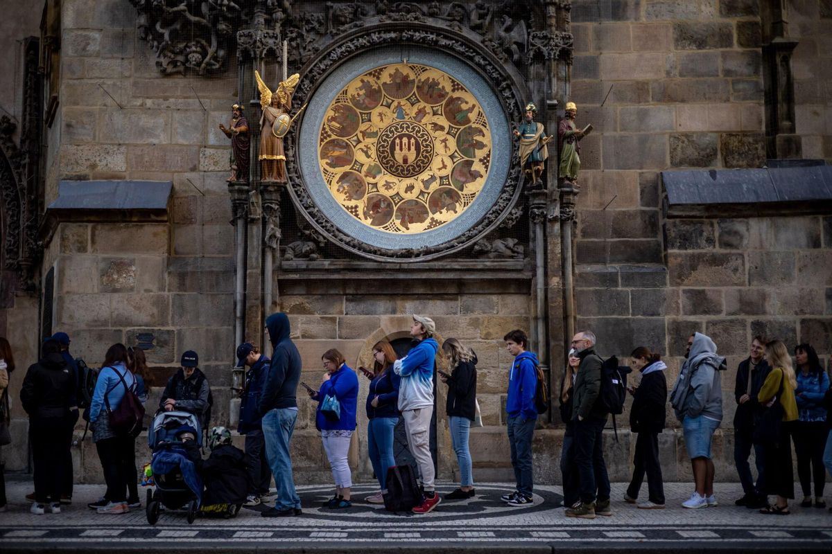 PRAGUE (Czech Republic), 09/09/2025.- People stand in line under the Astronomical Clock to buy the first copies of Dan Brown's new book The Secret of Secrets during an early morning book launch at the Old Town City Hall in Prague, Czech Republic, 09 September 2025. The Secret of Secrets, the new novel featuring Robert Langdon, launches in Prague. The story takes place in Prague, London, and New York. (República Checa, Londres, Nueva York, Praga) EFE/EPA/MARTIN DIVISEK