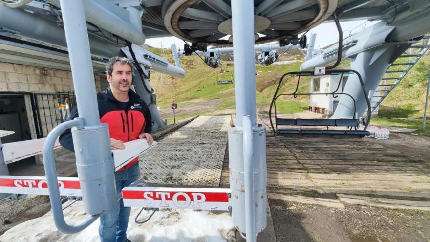 Javier Martínez, director de Pajares, apoyado en el remonte del Brañillín, que cerrará este curso en su formato actual. 