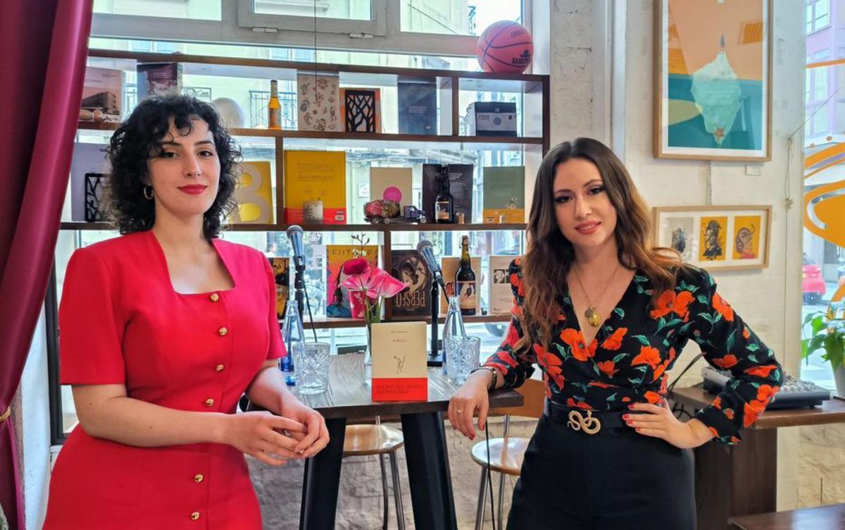 Por la izquierda, Dalia Alonso e Irene Domínguez, ayer, en el Toma 3, durante la actividad de lectura y conversación.