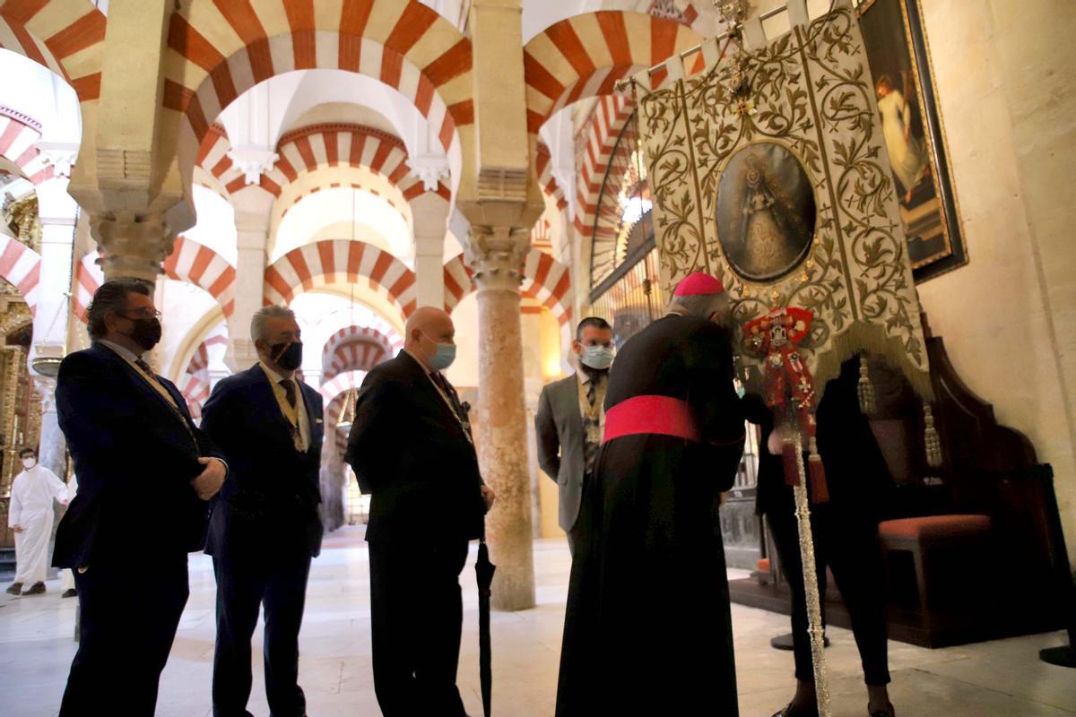 El Simpecado del Rocío en la Catedral El Simpecado del Rocío en la Catedral