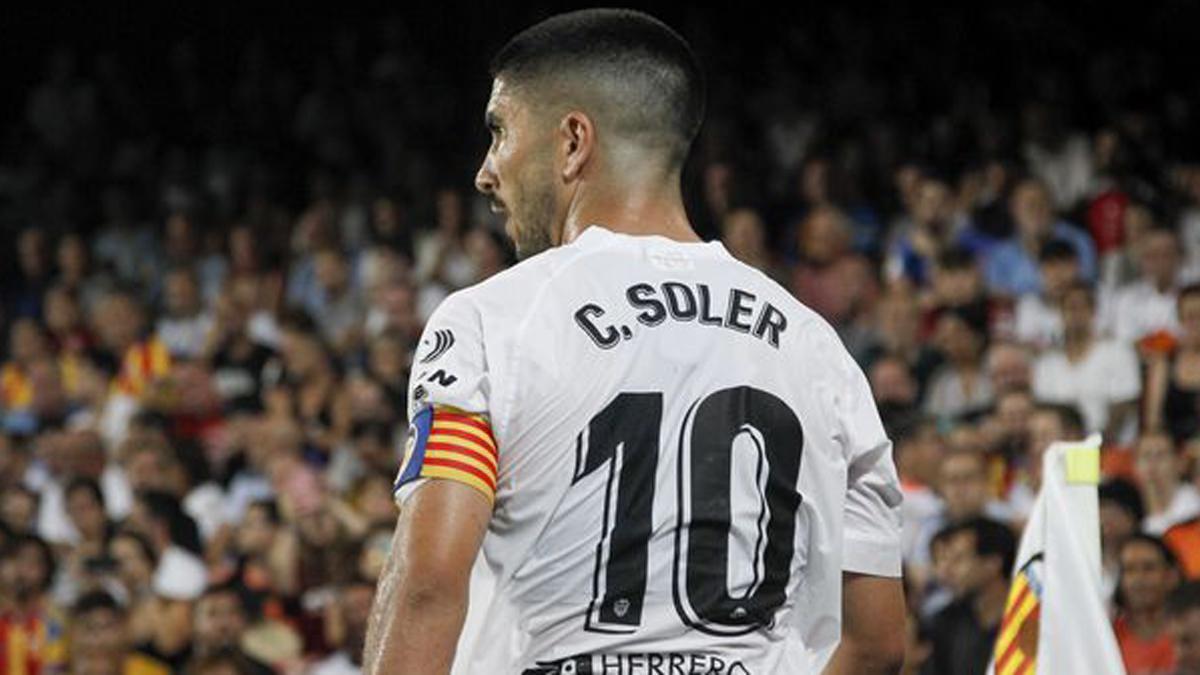 Carlos Soler, con el brazalete de capitán del Valencia
