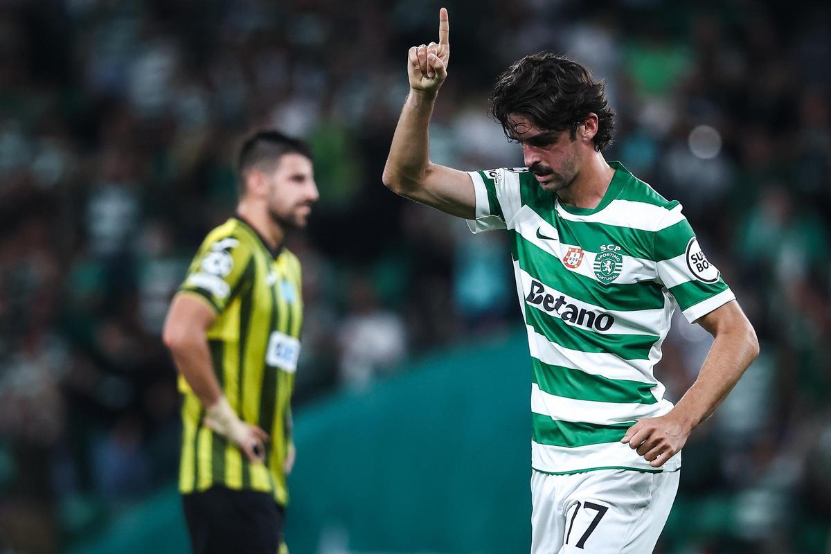 El jugador del Sporting Francisco Trincao (I) celebra el 1-0 durante el partido de la fase liga de la UEFA Champions League que han jugado Sporting CP y FC Kairat Almaty en Lisboa, Portugal. EFE/EPA/RODRIGO ANTUNES