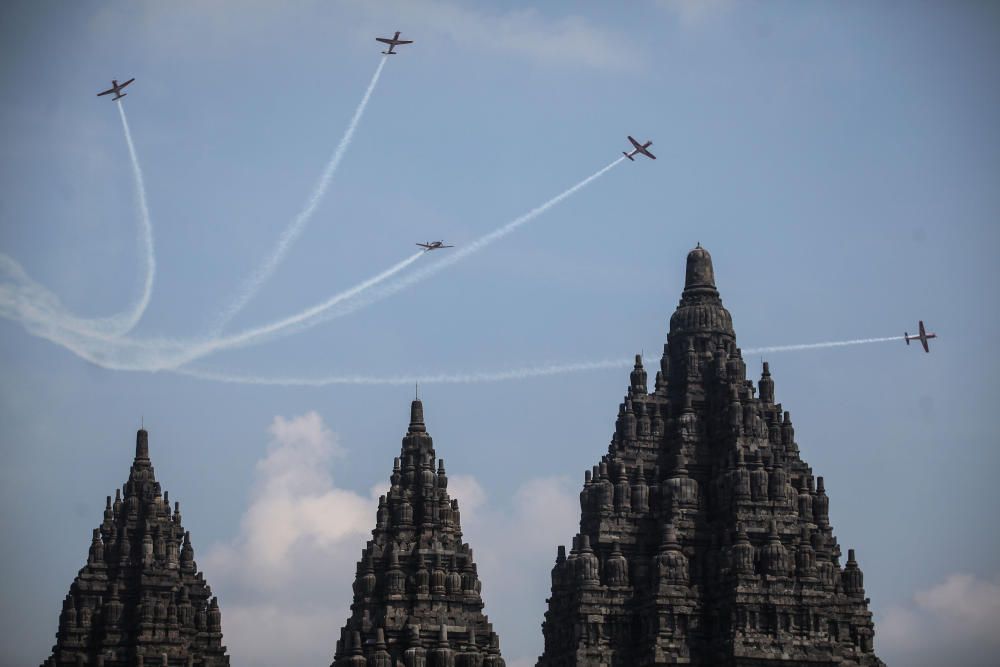 Aviones de la Fuerza Aérea de Indonesia planean sobre el templo Prambnan en el Espectáculo Aéreo Internacional de Yakarta.