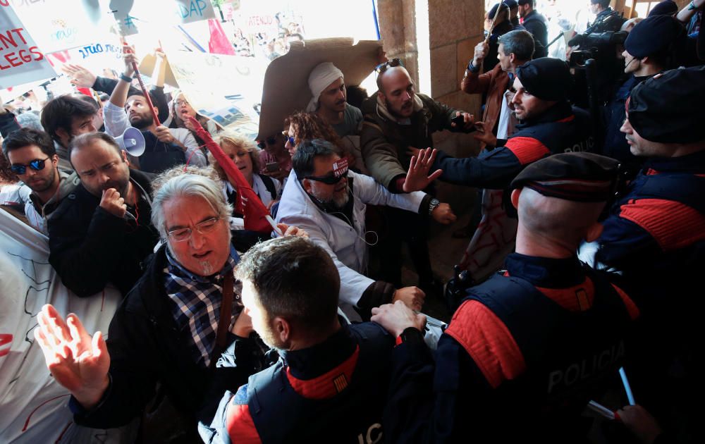 Les protestes de bombers i metges arriben al Parlament