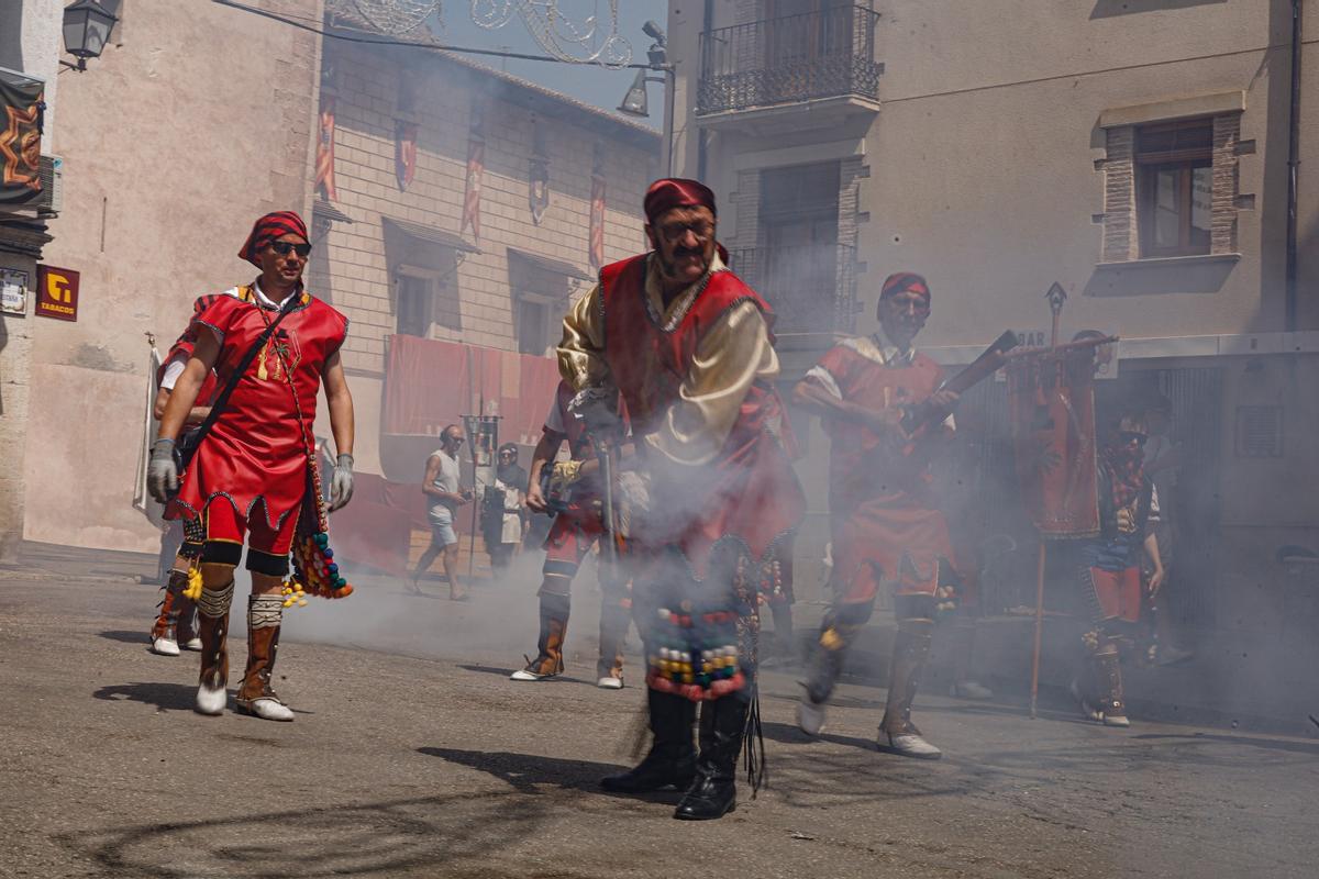 Cocentaina despide sus Moros y Cristianos a golpe de pólvora con las Embajadas y el Alardo