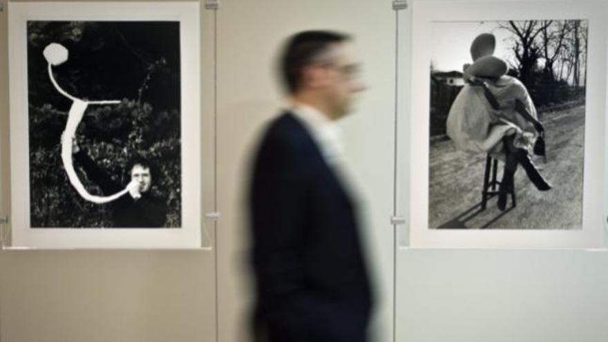 Un visitante pasa ante dos fotografías que forman parte de la exposición &quot;Miró. Su lucha contra la dictadura&quot;, que se inaugura hoy en la Fundación Picasso de Málaga, con una selección de obras en las que Joan Miró se mostró más comprometido contra la dictadura franquista.