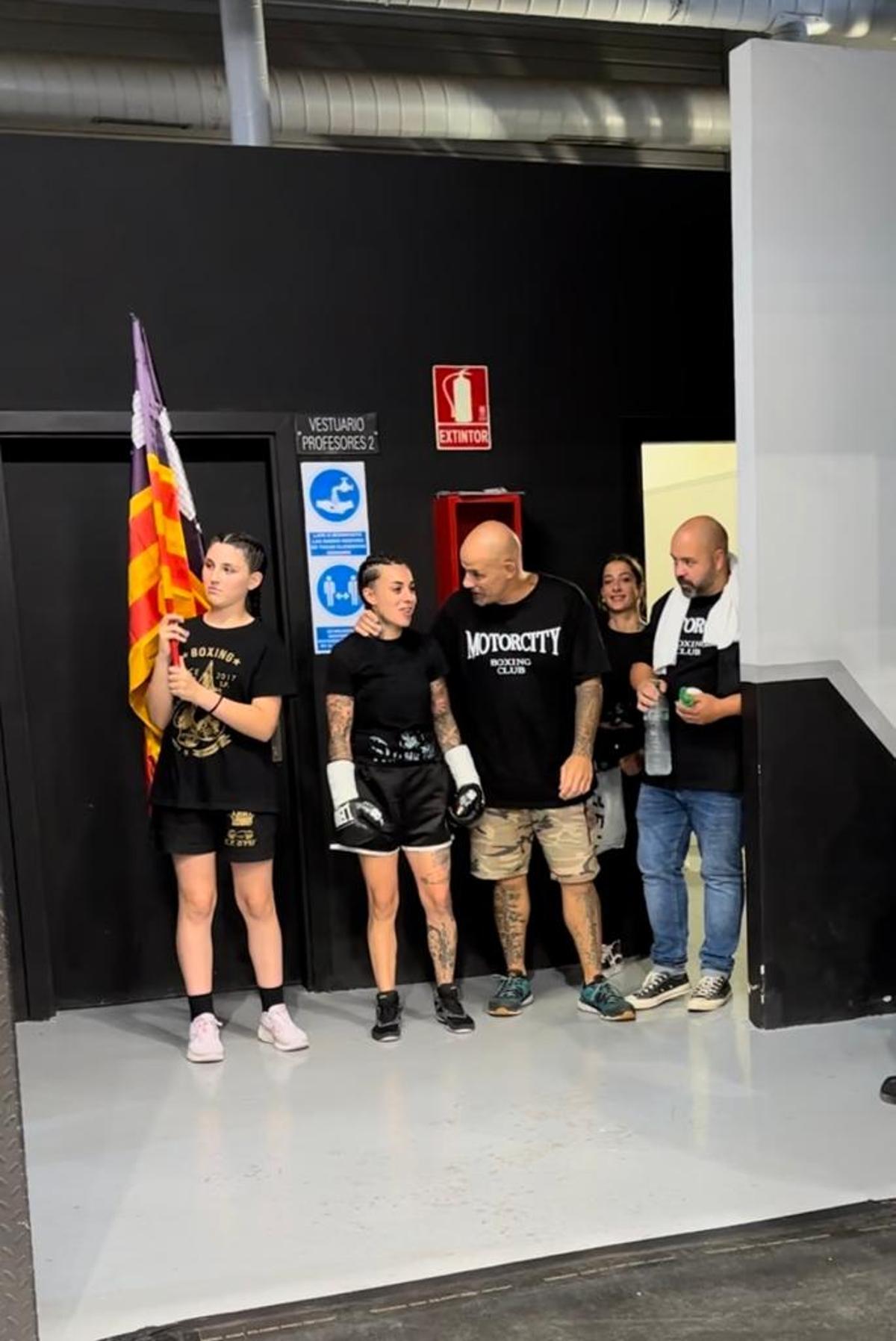 boxeo. Farah El Bousairi, con David Quiñonero justo antes de encaminarse al cuadrilátero