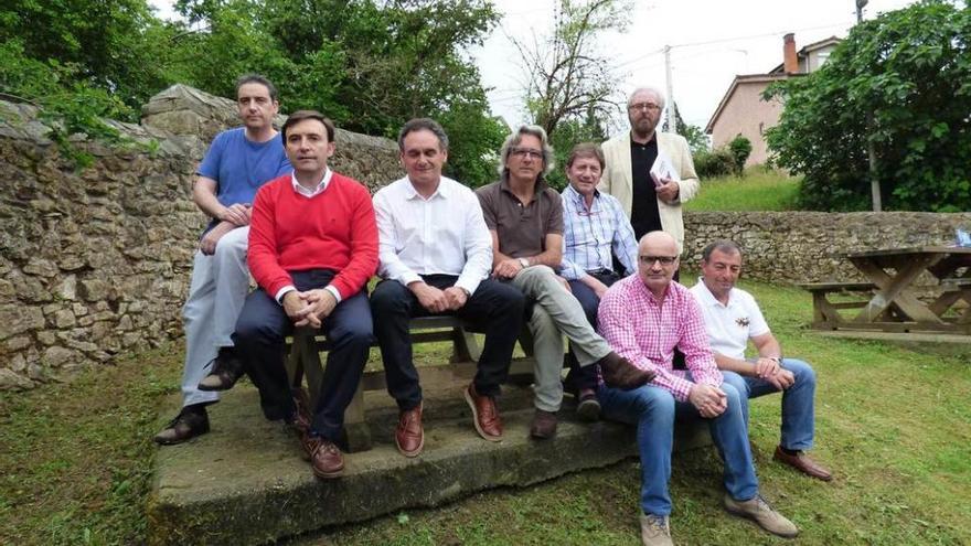 El jurado, con el alcalde de Nava, Juan Cañal, en el centro, ayer, antes de empezar la cata.