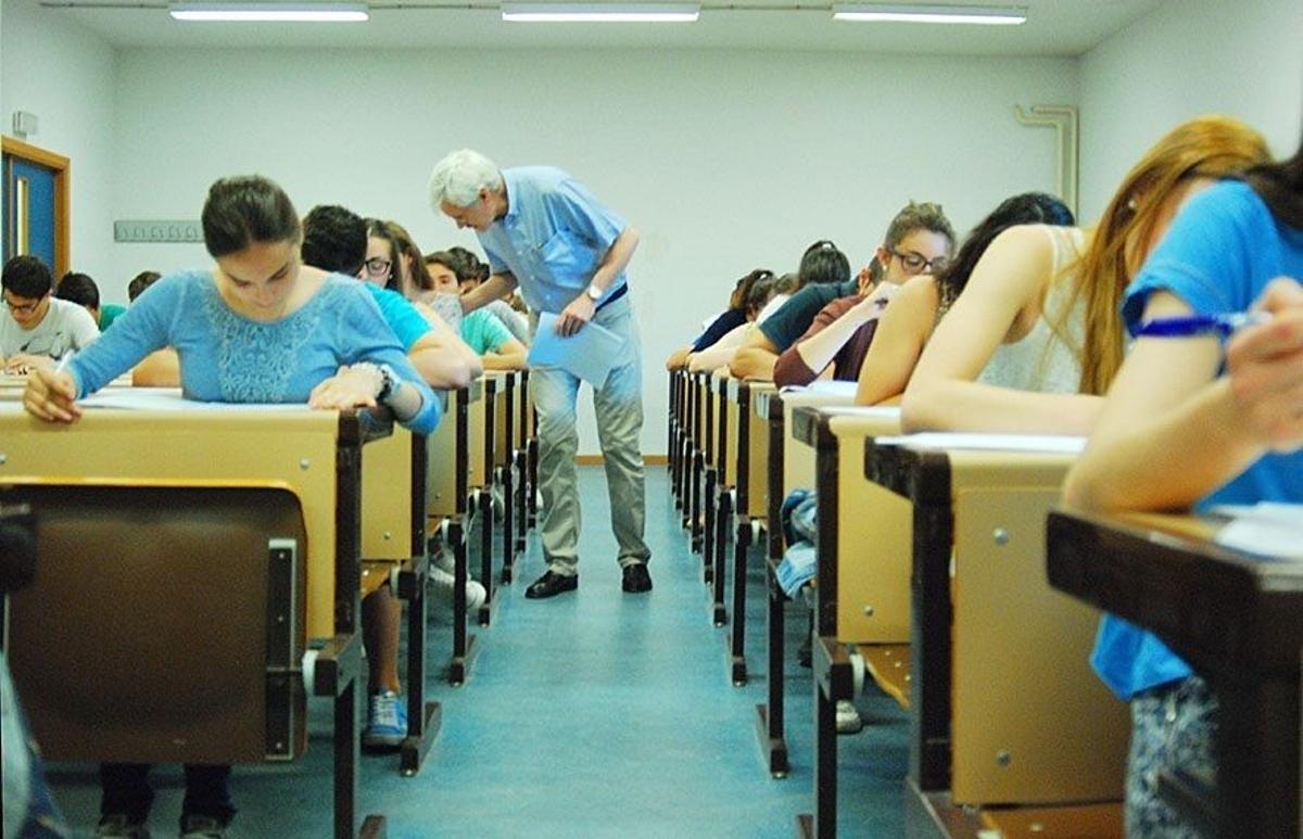 08/06/2015 Selectividad, PAEG, exámenes, universitarios, universidad.La Junta de Andalucía aplicará desde septiembre bonificaciones de hasta el 99 por ciento del coste de la carrera universitaria a los estudiantes que aprueben todas las asignaturas del curso, según han informado a Europa Press fuentes del Gobierno andaluz.POLITICA CASTILLA-LA MANCHA ESPAÑA EUROPA TOLEDO SOCIEDAD
