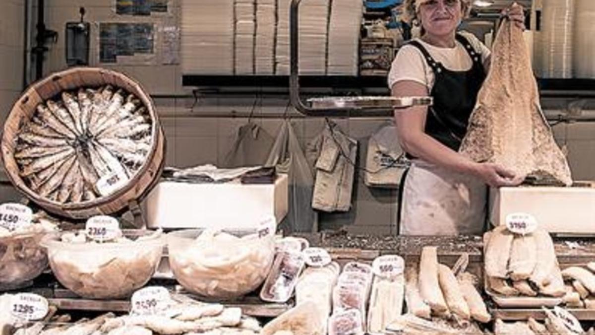 Maria Masclans, en su puesto del mercado de Sant Antoni.