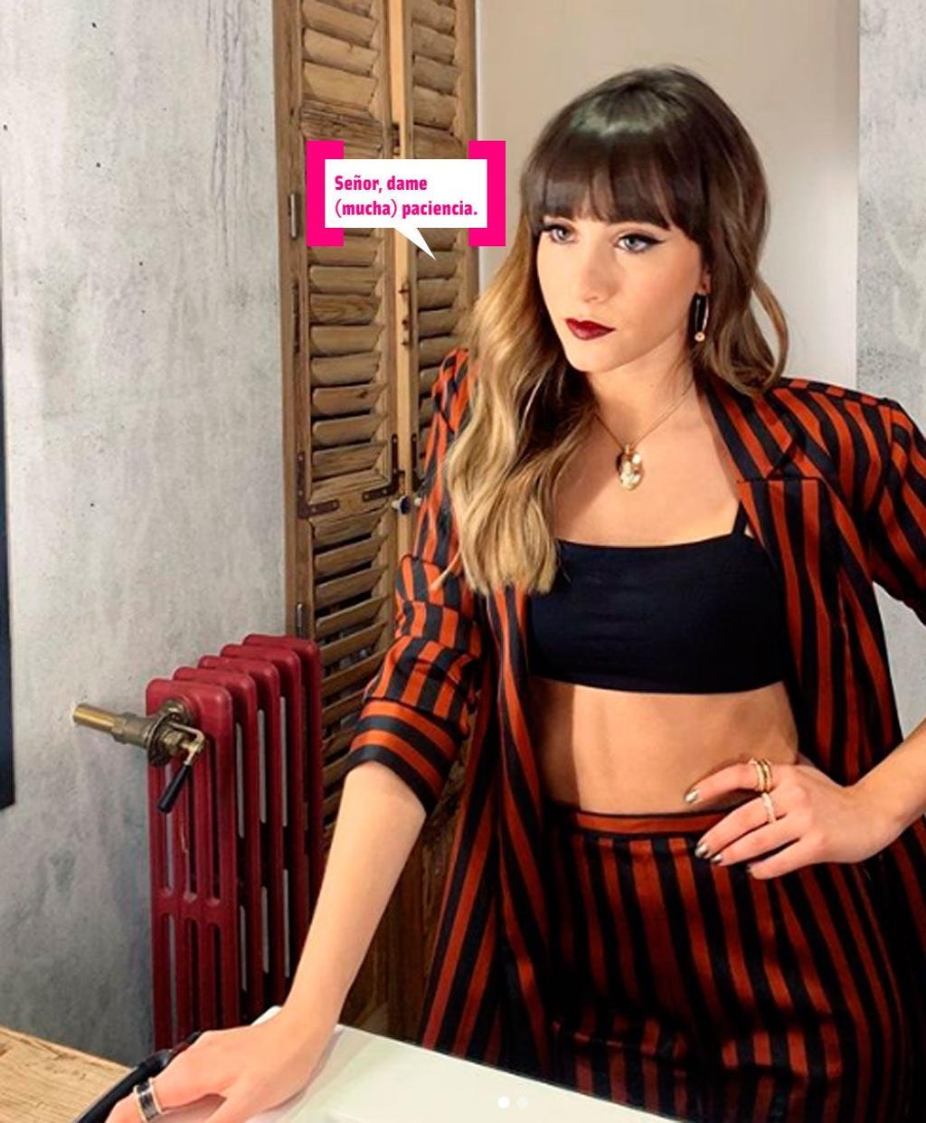 Aitana posa frente a un espejo