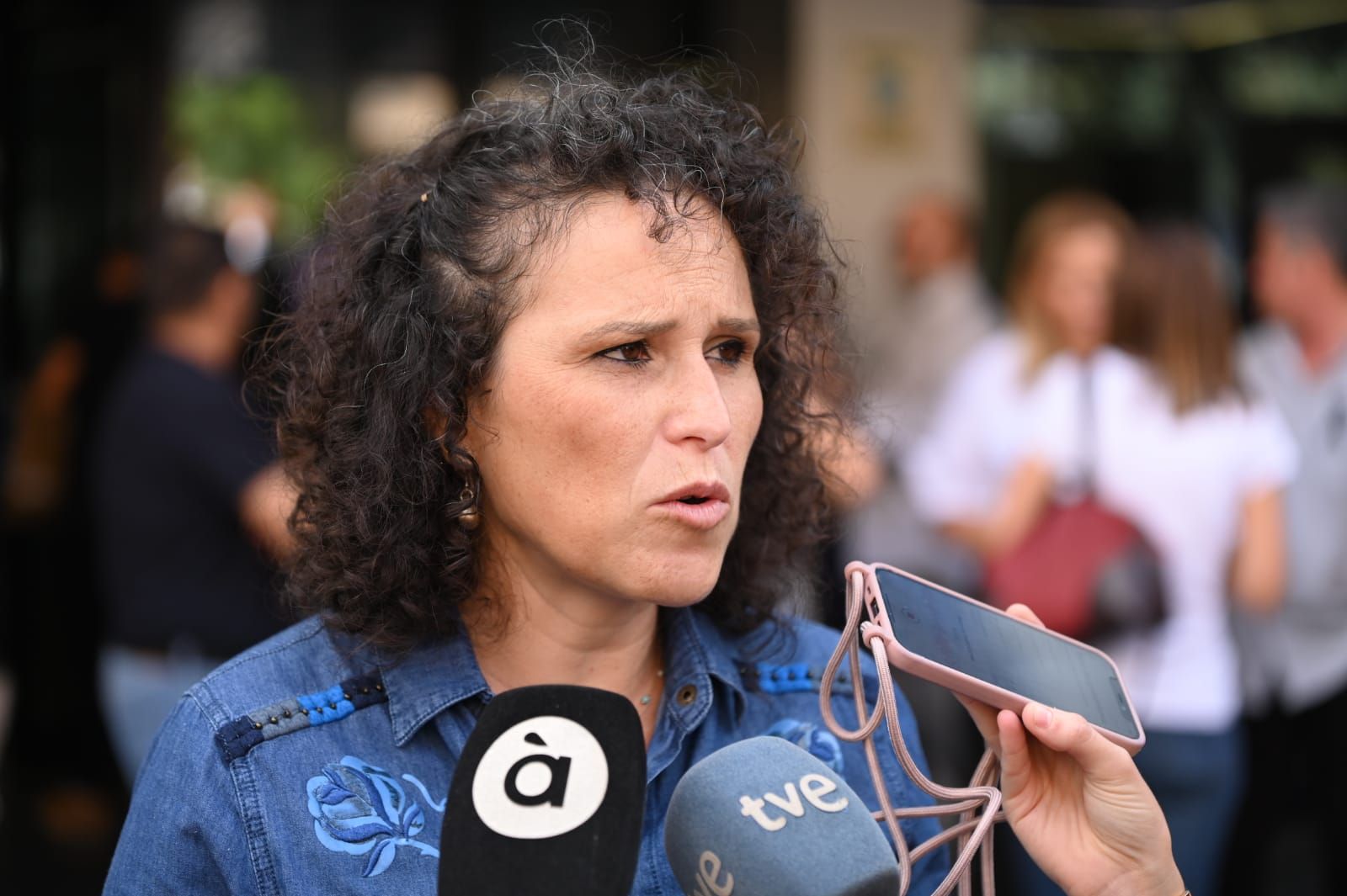 Fotos del minuto de silencio en Almassora en memoria del hombre fallecido en los 'bous al carrer'