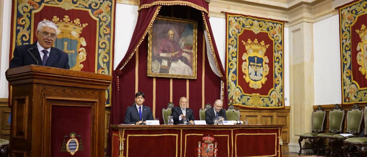 José Mario Díaz, durante su discurso. Detrás, por la izquierda, Borja Sánchez, Julio Bobes y Leopoldo Tolivar.