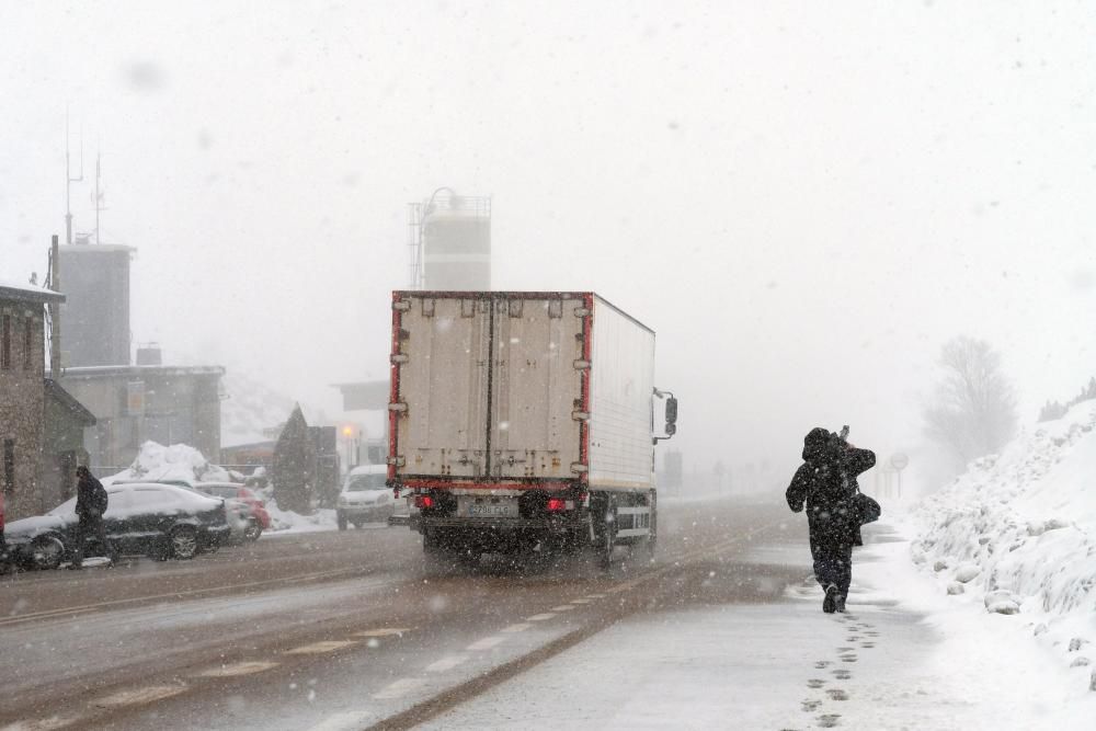 Temporal de nieve en el Puerto de Pajares