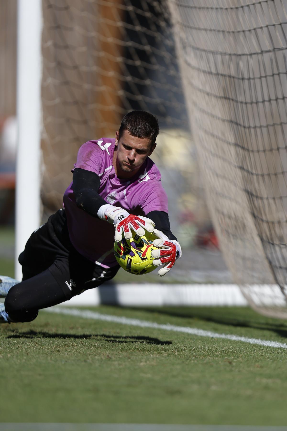 Dinko Horkas atrapa el balón en Barranco Seco.
